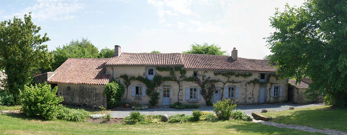 Entrée domaine de la Rulière hébergement en Poitou Charentes